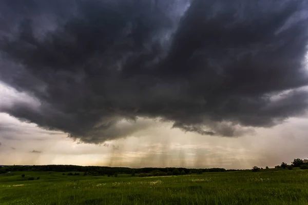 심한 뇌우 구름, 폭풍우 구름으로 뒤덮인 풍경 — 스톡 사진