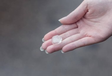 Kadın eli dolu taşını tutuyor. Bir kadının elinde dolu yağıyor. İnsanoğlunun elinde büyük dolu taşları. # Bir elde dolu #