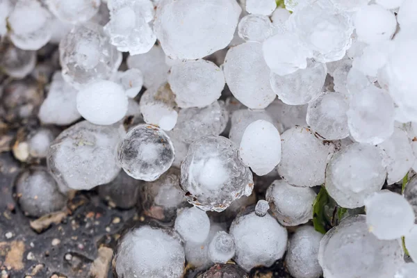 Een stapel grote hagel op de grond — Stockfoto