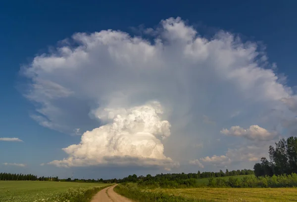 Cumulonimbus capillatus incus moln, isolerat storm moln — Stockfoto