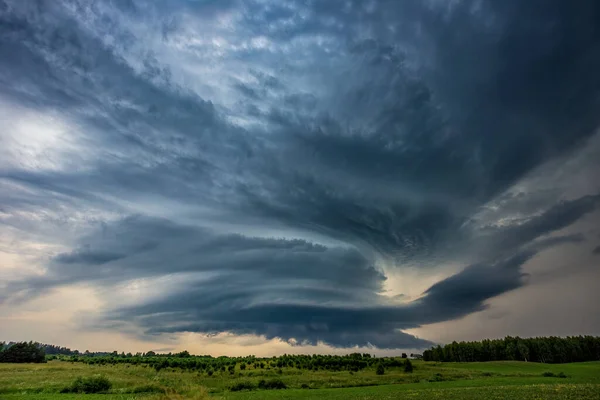 Superzellen-Gewitter dreht sich, ein riesiger Wolkenwirbel — Stockfoto