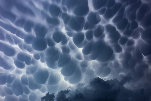 Mammatus-Gewitterwolken, baumreiche Gewitterwolkenbildung — Stockfoto