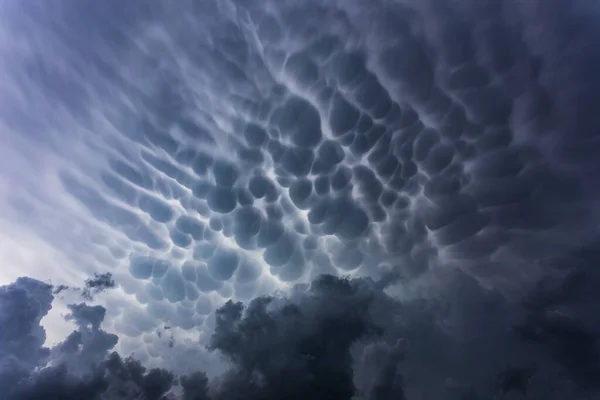 Σύννεφα καταιγίδας Mammatus, σχηματισμός νεφών καταιγίδας — Φωτογραφία Αρχείου