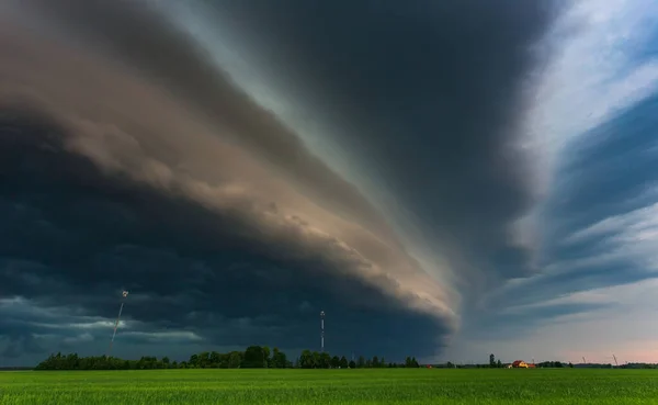 Ekstremalne chmury półki z piorunami poruszające się nad polami, koncepcja zmiany klimatu — Zdjęcie stockowe