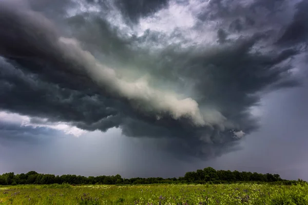 Extreme σύννεφο καταιγίδας ράφι κινείται πάνω από τα πεδία, την έννοια της κλιματικής αλλαγής — Φωτογραφία Αρχείου