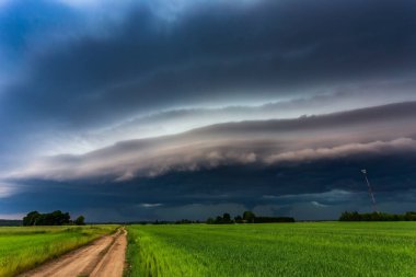 Şiddetli fırtına raf bulutu tarlaların üzerinde hareket ediyor, iklim değişikliği kavramı