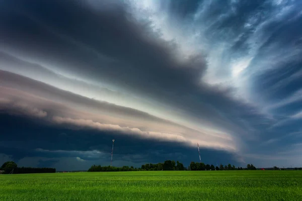 在田野上空移动的极端雷暴陆架云，气候变化概念 — 图库照片