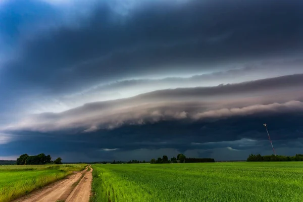 Ekstremalne chmury półki z piorunami poruszające się nad polami, koncepcja zmiany klimatu — Zdjęcie stockowe