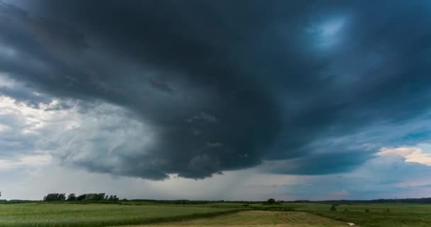 Tijdsverloop van de tornado waarschuwde supercel storm rollen door de velden in Litouwen, gigantische roterende muur wolk — Stockvideo