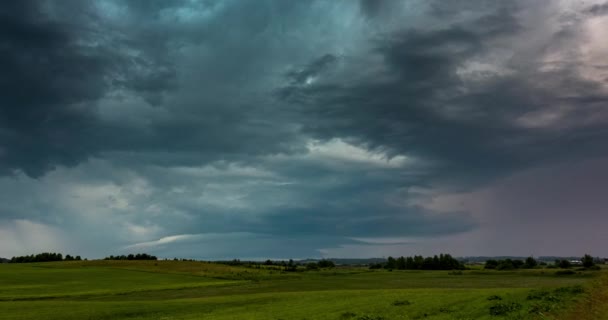 Time-lapse βίντεο από μια έντονη περιστρεφόμενη καταιγίδα supercell, με εντυπωσιακές κεραυνούς, σκοτεινούς ουρανούς και mesocyclone δομή καταιγίδα. — Αρχείο Βίντεο