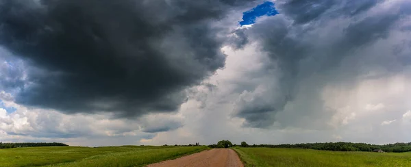 Nubes de tormentas extremas moviéndose sobre campos, concepto de cambio climático — Foto de Stock