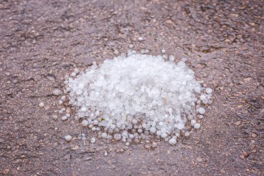 Yerde büyük bir dolu yığını