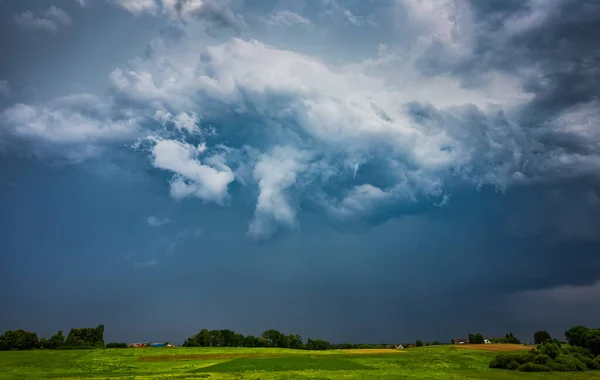 Extreme Gewitterzelle mit weißem Hagelkern, Hagel fällt auf ein Dorf — Stockfoto