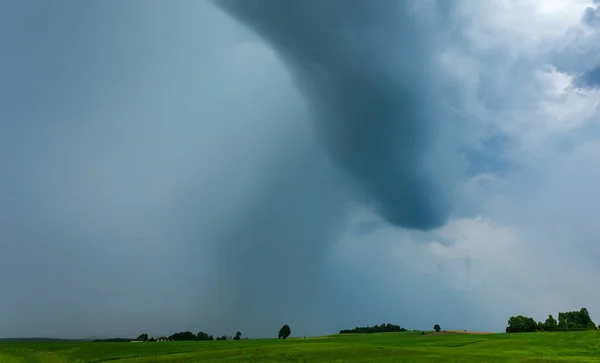 Gewitterwolken mit vielen Blitzen — Stockfoto