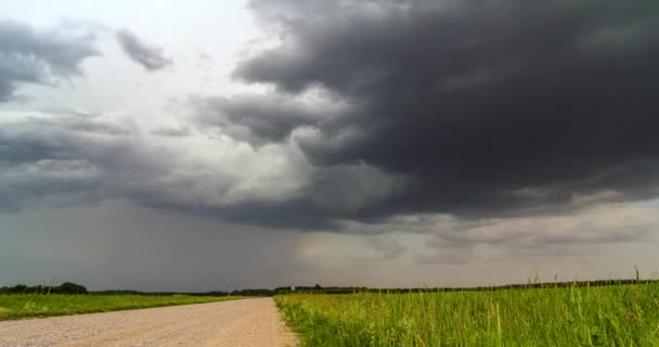 Naturaleza Medio ambiente Nube enorme oscura cielo negro nube tormentosa movimiento tormenta grande lluvia día tormenta nubes bailando panorama horizonte tiempo lapso nube oscura — Vídeos de Stock