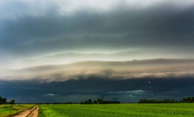 Doğa Çevresi Karanlık büyük bulut gökyüzü kara bulut hareket büyük fırtınalı yağmur günü fırtına bulutları dans eden panorama ufku kara bulutlar