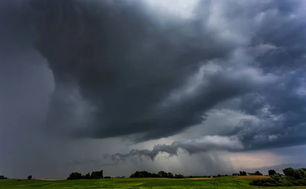 Natur Umwelt Dunkel riesige Wolken Himmel schwarz stürmische Wolkenbewegung groß stürmisch regen Tag Gewitterwolken tanzen Panorama Horizont dunkle Wolken — Stockfoto