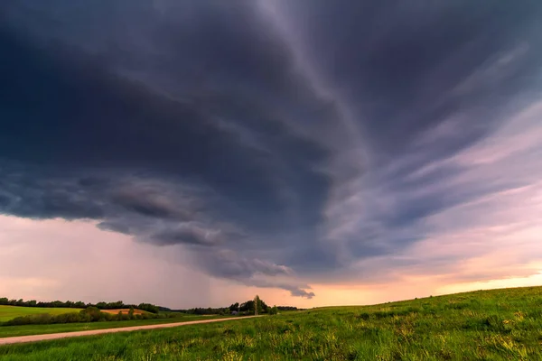 Ekstremalne chmury półki z piorunami poruszające się nad polami, koncepcja zmiany klimatu — Zdjęcie stockowe