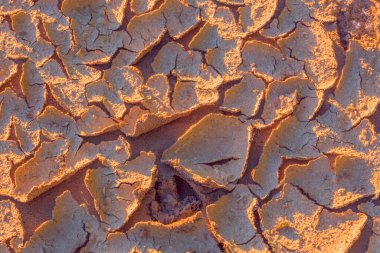 Sıcak, kuru, çatlamış topraklar, aşırı sıcak iklim değişikliği kavramı