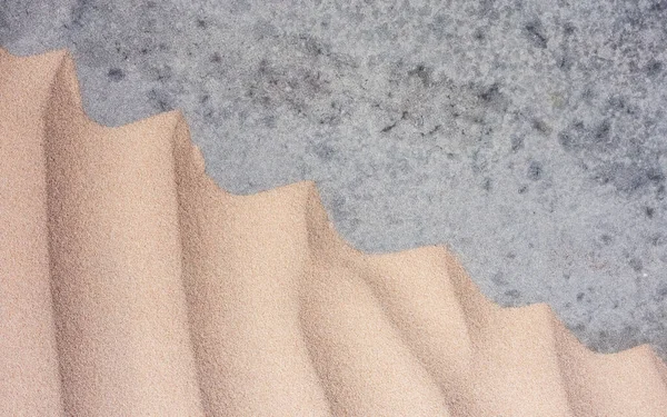 Areia texturas fundo na praia em uma base cinza — Fotografia de Stock
