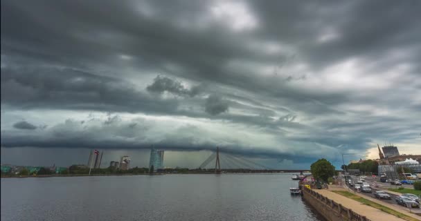 Над Ризьким містом, столицею Латвії, рухається хмара шельфу. — стокове відео