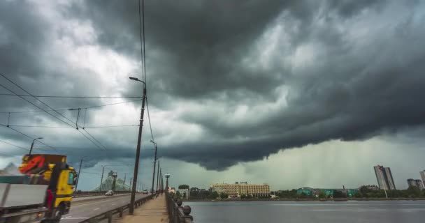 Riga şehrinde, Letonya 'nın başkenti üzerinde hareket eden raf bulutu, zaman ayarlı film — Stok video