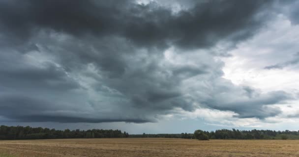 Tijdsverloop van de tornado gewaarschuwd splitsen supercel storm rollen door de velden in Letland — Stockvideo