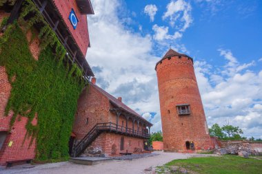 Güneşli bir günde kulesi olan eski Turaida kalesi. Yaz manzarası. Gauja Ulusal Parkı, Sigulda, Letonya
