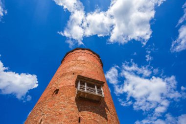 Güneşli bir günde eski Turaida kale kulesi. Yaz manzarası. Gauja Ulusal Parkı, Sigulda, Letonya