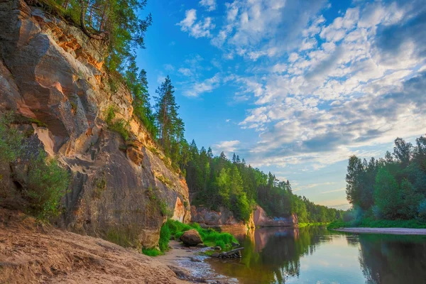 Lugnt landskap med Gauja å och röd sandsten Erglu klipporna branta klippor i Gauja nationalpark i Valmiera område — Stockfoto