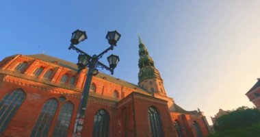 Riga St. Peters Kilisesi - Riga 'nın en yüksek zirvesi, Baltık Eyaletleri' nin en eski ve en değerli ortaçağ mimarisi eserlerinden biridir.
