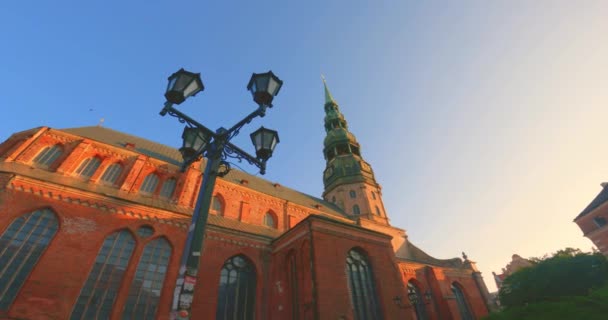 里加圣彼得教堂是里加最高的山峰，是波罗的海国家中世纪建筑中最古老、最有价值的纪念碑之一 — 图库视频影像