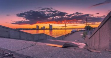 RIGA - LATVIA, sokaklarda yürüyen insanlar, güzel gökyüzü olan günbatımı manzarası