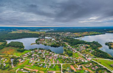 Litvanya 'da küçük bir şehir olan Veisiejai, yukarıdan göllü havadan çekilmiş bir fotoğraf.