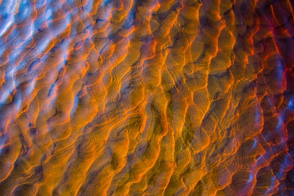 아래에 모래 물결 이 있는 황금빛 물줄기를 깨끗 이한다 — 스톡 사진