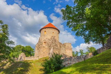 Eski şehir, şehir, kale ve park Cesis, Letonya