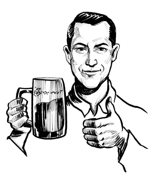 笑顔の男はビールのマグカップを保持し 大きな親指のジェスチャーを示しています 墨と白のドローイング — ストック写真
