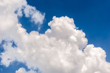 Doğal arka plan. Beyaz bulutlar ve güneşli gün ile mavi gökyüzü