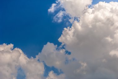 Doğal arka plan. Beyaz bulutlar ve güneşli gün ile mavi gökyüzü