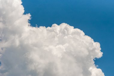 Doğal arka plan. Beyaz bulutlar ve güneşli gün ile mavi gökyüzü