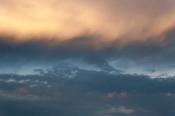Fundo natural. Céu azul com nuvens douradas ao pôr do sol — Fotografia de Stock