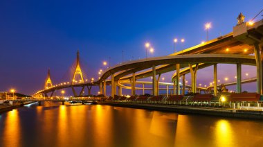 Bhumibol mega bridge (endüstriyel halka mega bridge) gece, ban