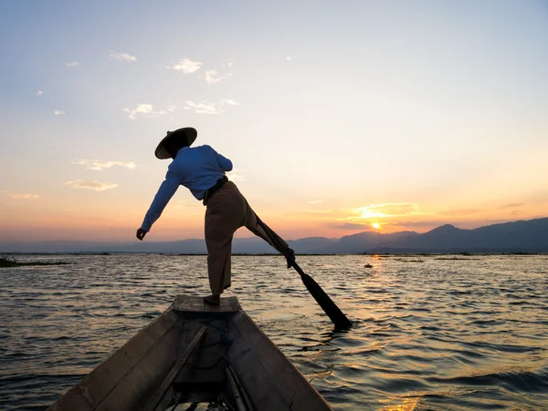 Silhouette fishermen in Inle Lake at sunrise, Shan State, Myanma — Stock Photo, Image