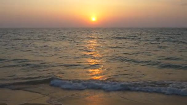 Západ slunce na pláži Natai, Phangnga, Thajsko — Stock video