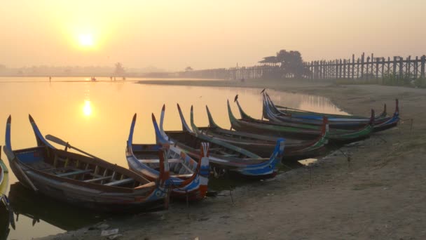 Деревянная лодка в Ubein мост на восходе солнца, Мандалай, Мьянма — стоковое видео