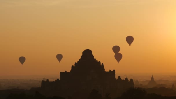 Varmluftsballong över slätten Bagan vid soluppgången, Myanmar — Stockvideo