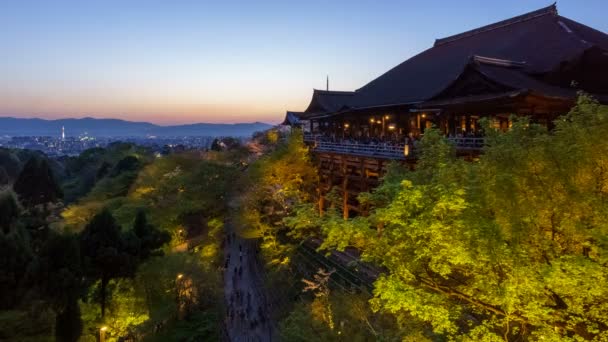 4K Día a noche timelapse de Kiyomizu dera templo en la temporada de primavera, Kioto, Japón — Vídeos de Stock