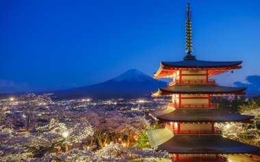 Mt. Fuji ile Chureito Pagoda, Fujiyoshida, Japonya 