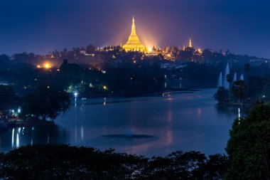 Shwedagon pagoda gece, Yangon, Myanmar 