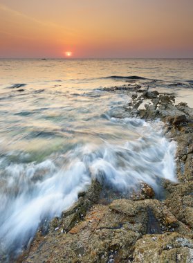 Khao Lak Plajı deniz manzarası gün batımında, Phangnga, Tayland.